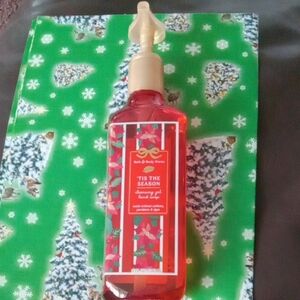 Bath & Body Works 'Tis The Season Hand Soap - Red and Green